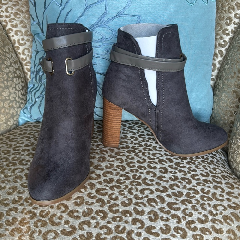NIB Love Athena “Dean” charcoal gray faux suede block heel bootie w/ strap - Picture 1 of 11
